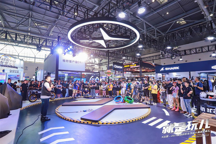 復(fù)古、改裝、搖滾、露營(yíng)，鑫源摩托玩兒出個(gè)“遙遙領(lǐng)先”！ 摩博會(huì)展臺(tái)變游戲場(chǎng)，鑫源摩托徹底“玩兒”出圈 玩改裝，還得是鑫源摩托！